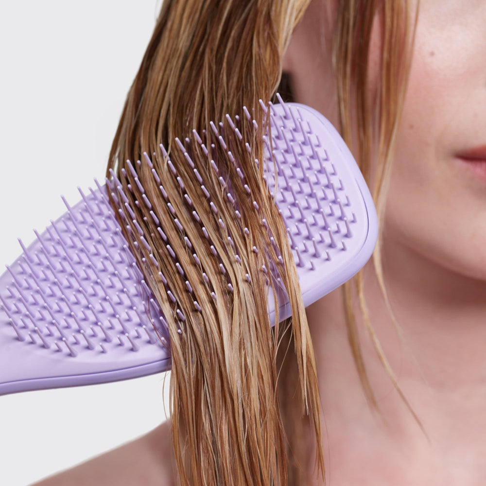 Brosse Tangle Teezer couleur bleu-violet hypnotique pour une routine chic.