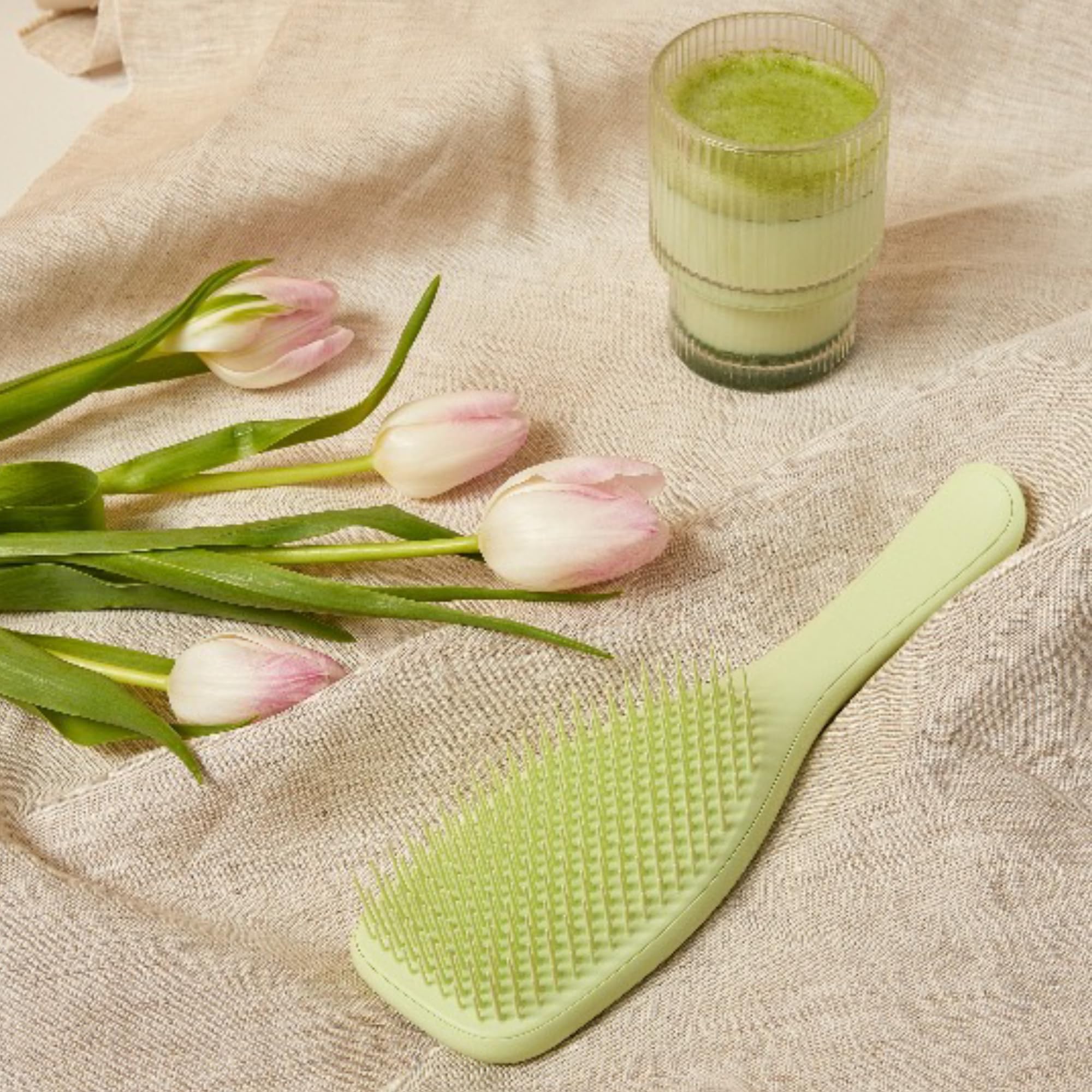 Tangle Teezer idéale pour appliquer uniformément les soins sous la douche.