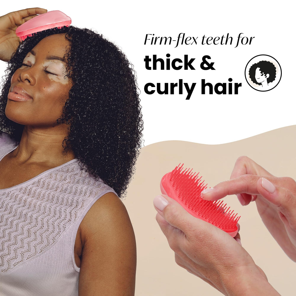 Dents fermes et flexibles glissant sans tirer sur cheveux épais et bouclés.