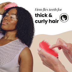 Dents fermes et flexibles glissant sans tirer sur cheveux épais et bouclés.