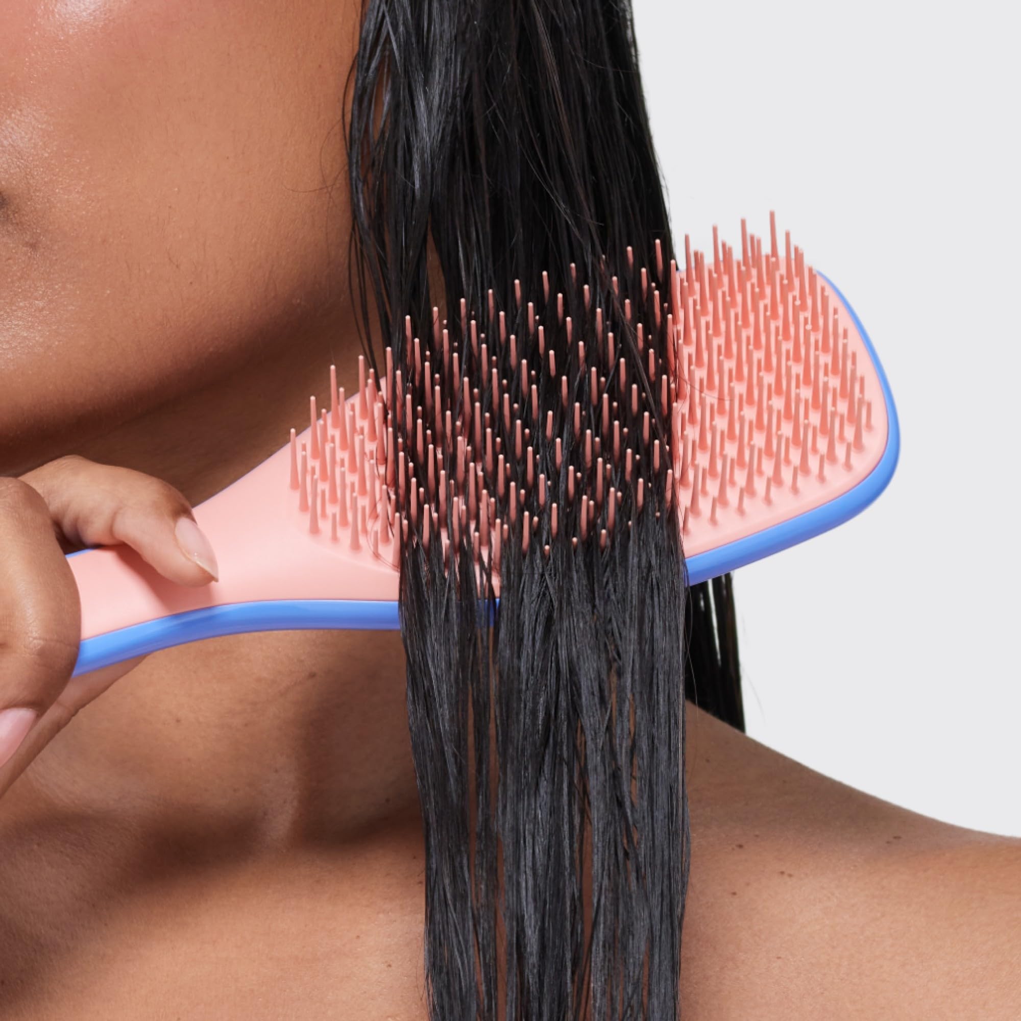 Utilisation dans la douche pour répartir les soins capillaires avec Tangle Teezer Apricot Blaze.