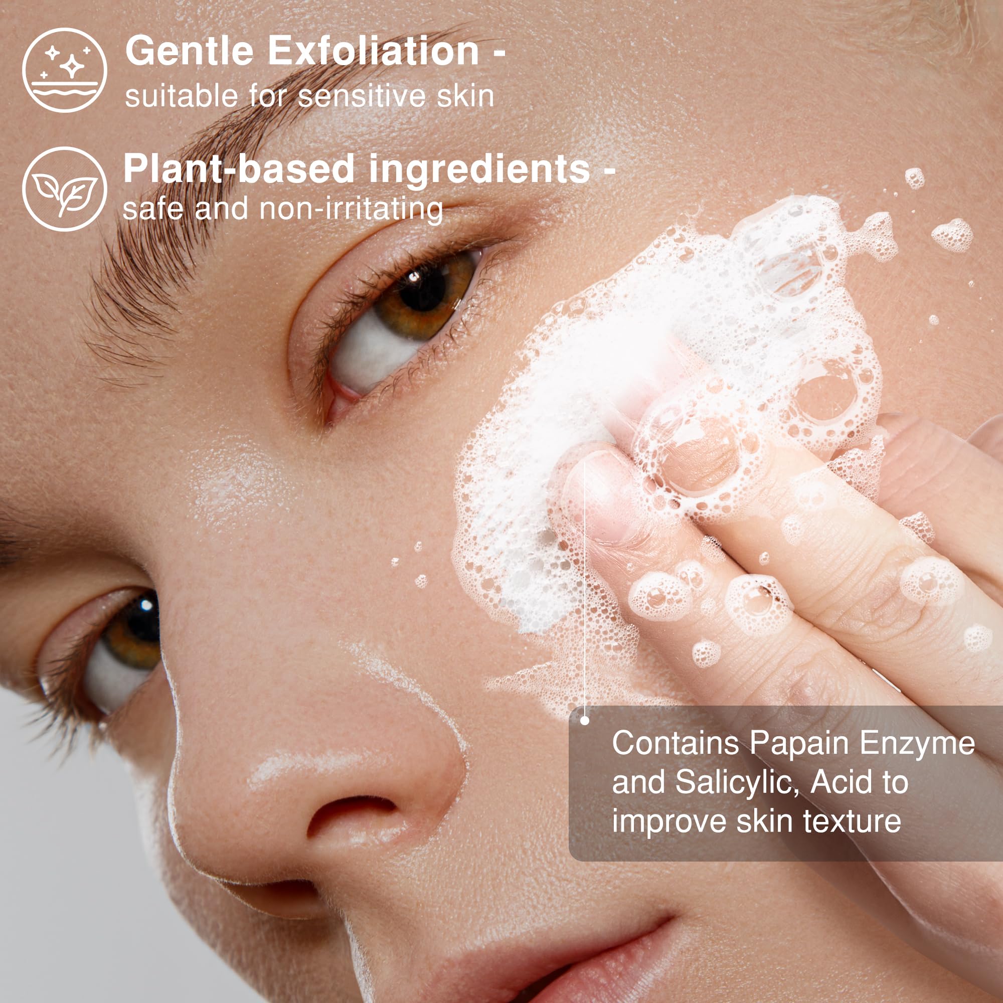 Application du gommage Tantea sur la peau avec texture veloutée