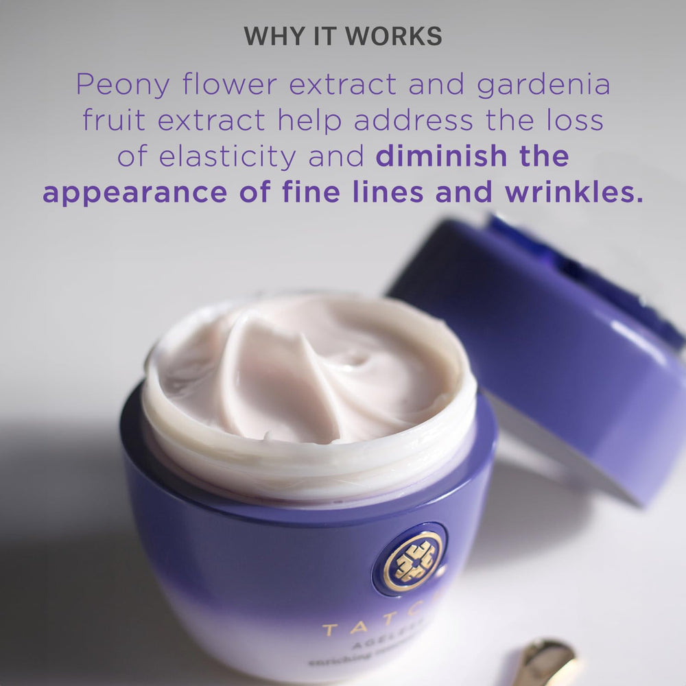 Cette image illustre l'application quotidienne de TATCHA Ageless Enriching Renewal Cream sur le visage.