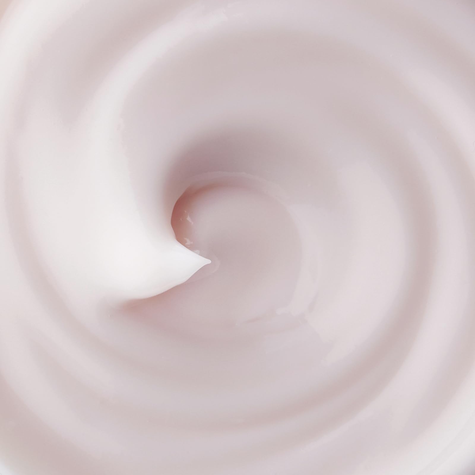Cette image montre TATCHA Ageless Enriching Renewal Cream pouvant atténuer l’apparence des ridules.