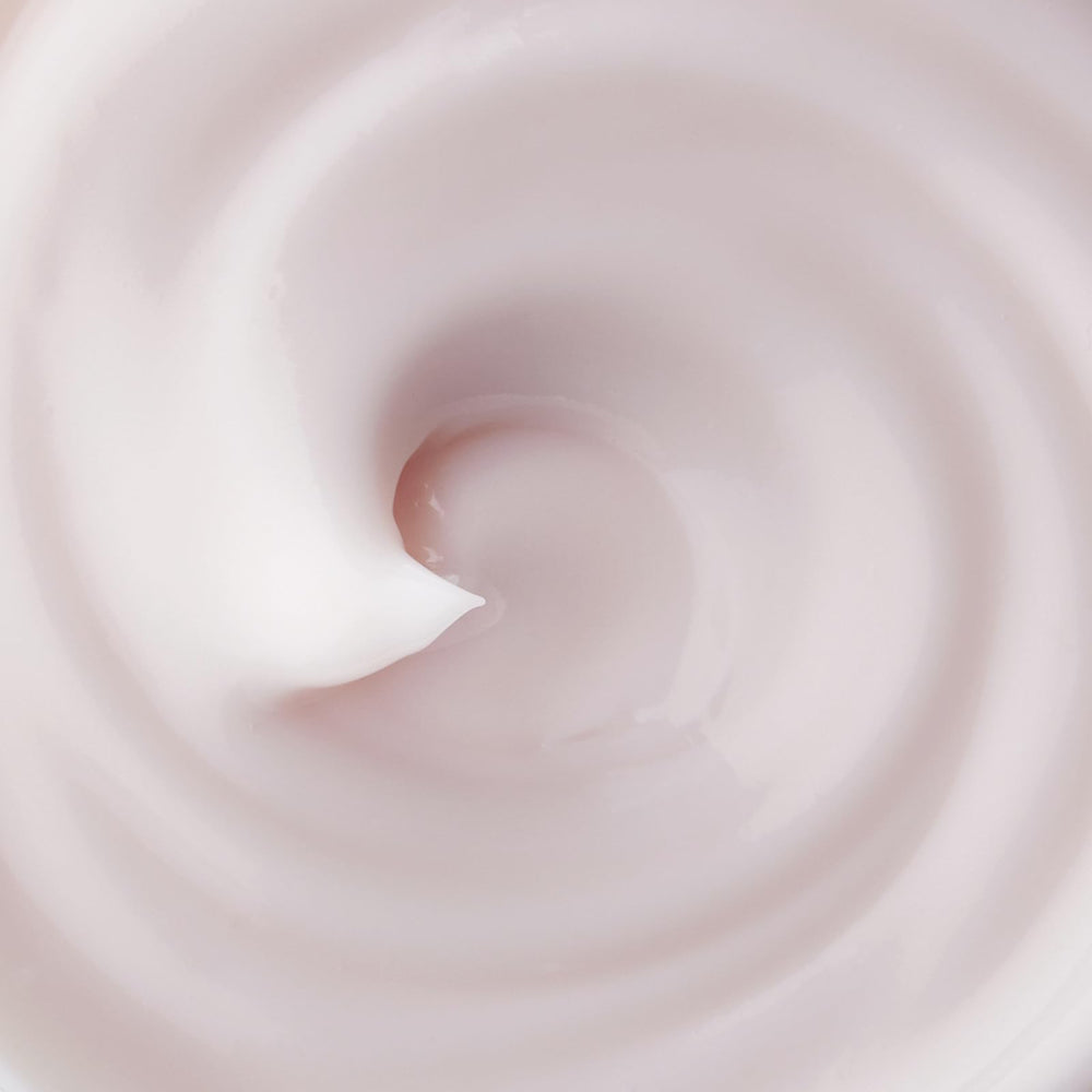 Cette image montre TATCHA Ageless Enriching Renewal Cream pouvant atténuer l’apparence des ridules.