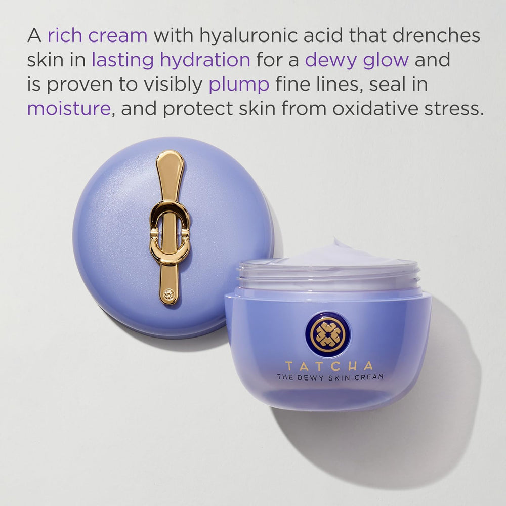 Crème TATCHA appliquée sur la main, sensation douce et nourrissante.