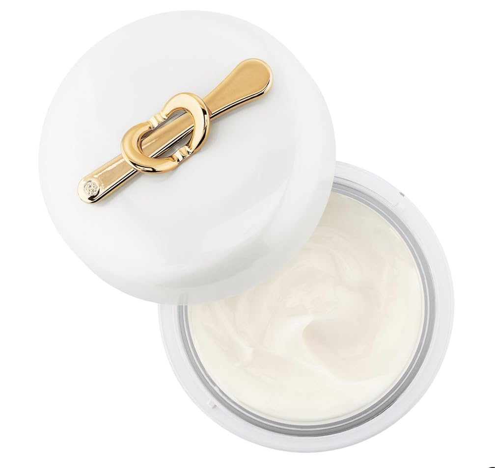 Application sur le visage avec TATCHA Crème Soie pour hydratation légère.