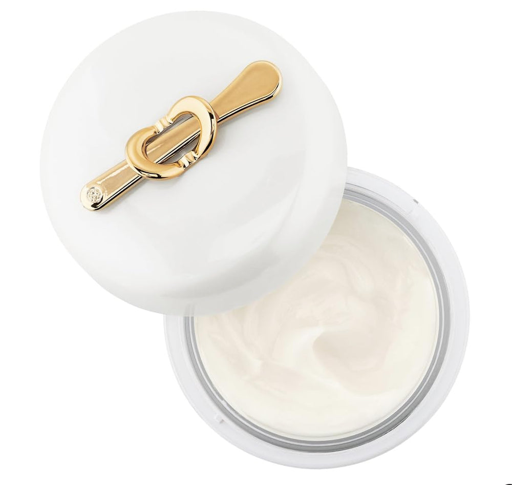 Application sur le visage avec TATCHA Crème Soie pour hydratation légère.