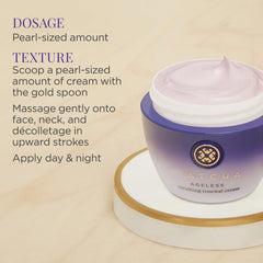 Cette image met en évidence la texture luxueuse de TATCHA Ageless Enriching Renewal Cream et le confort cutané.