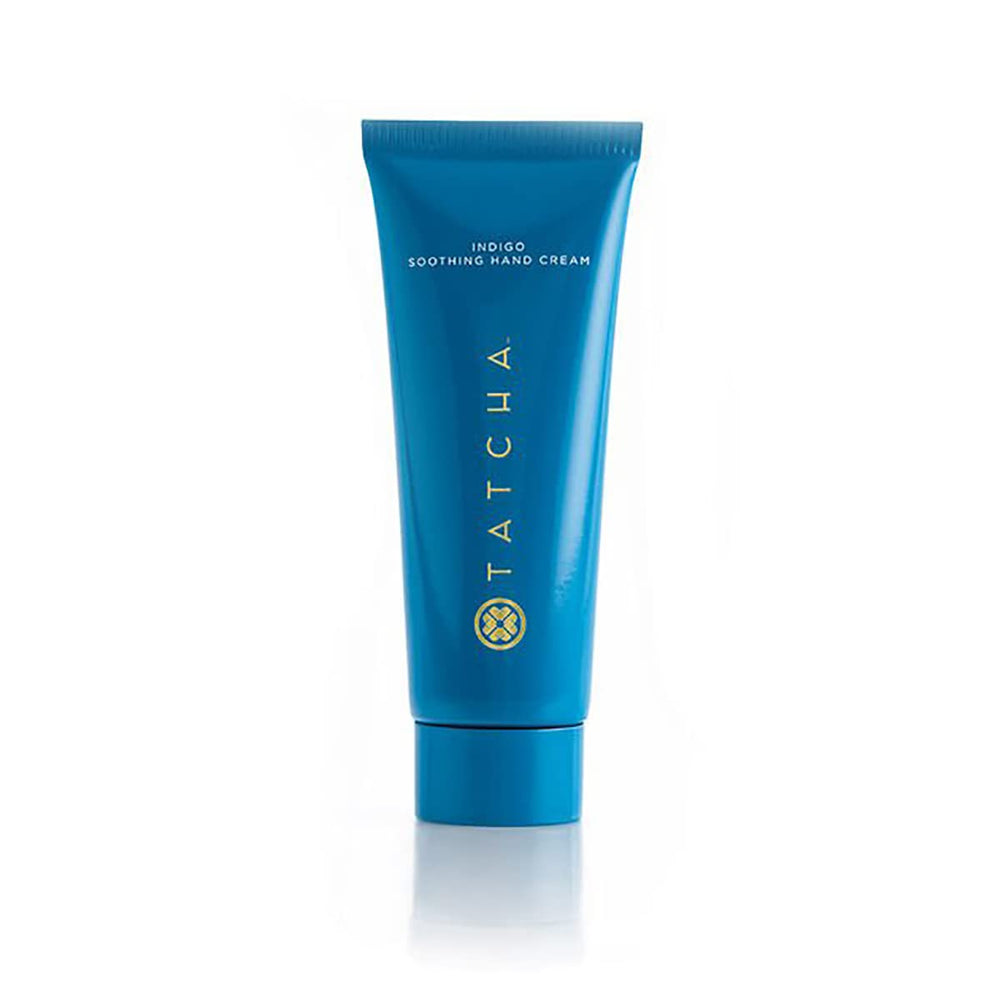 Crème mains TATCHA Indigo, texture apaisante et bouteille de 60 ml pour calmer la peau irritée