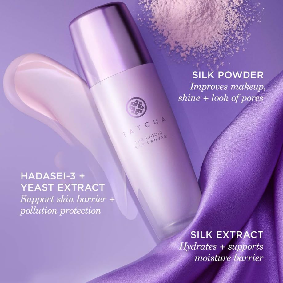 Avant le fond de teint, Tatcha Liquid Silk Canvas prépare la peau pour une application harmonieuse.