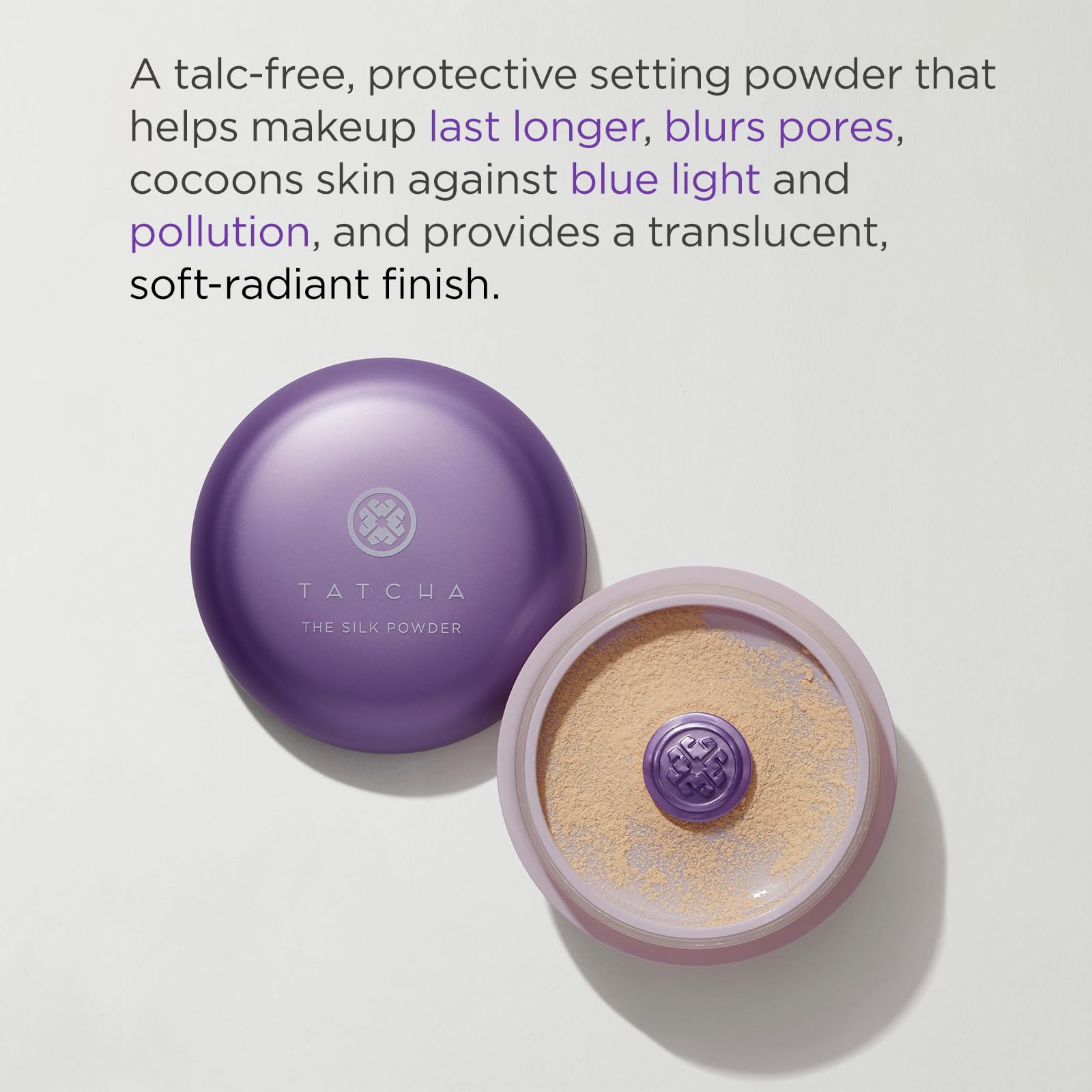 Poudre de Soie Tatcha avec applicateur, application précise et fluide.