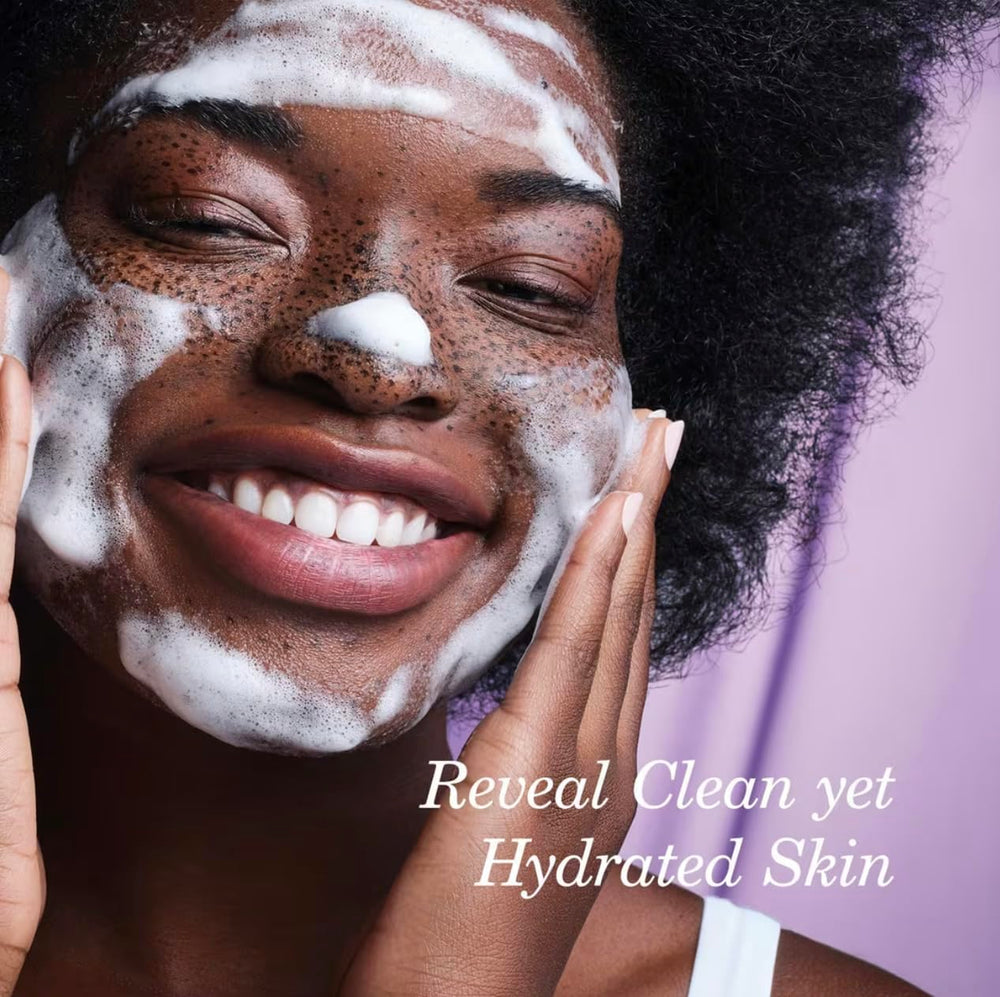 Massage visage avec Rice Wash, sensation soyeuse et nettoyage en profondeur.