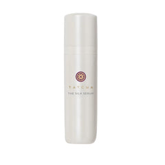 Sérum de soie Tatcha, flacon pratique et application douce pour lisser les ridules.