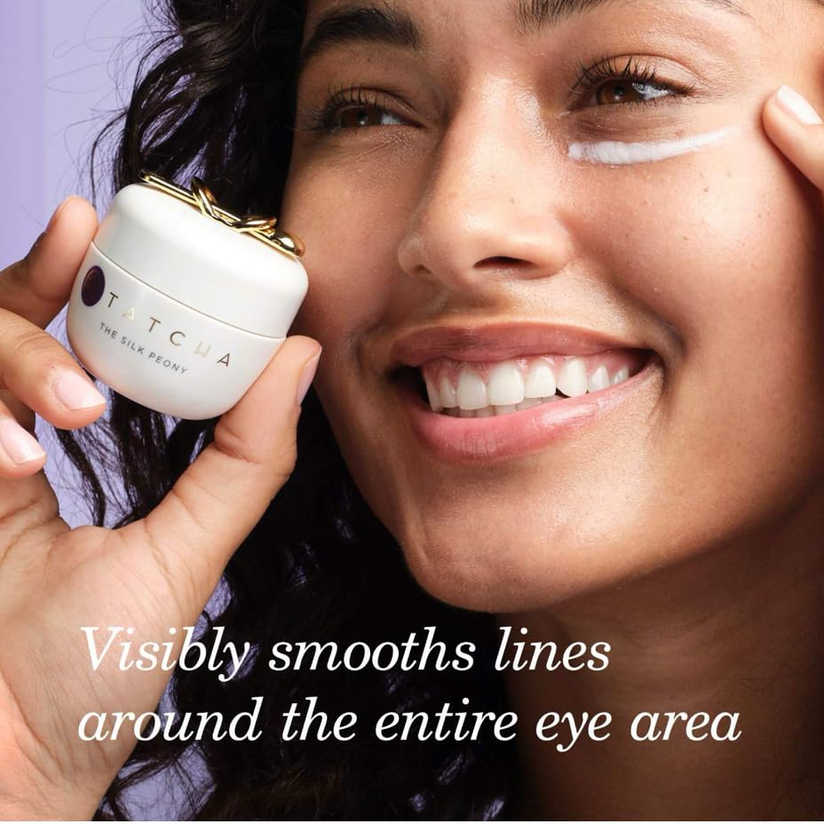 Application autour des yeux par TATCHA Silk Peony, sensation soyeuse.