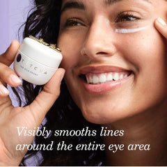 Application autour des yeux par TATCHA Silk Peony, sensation soyeuse.