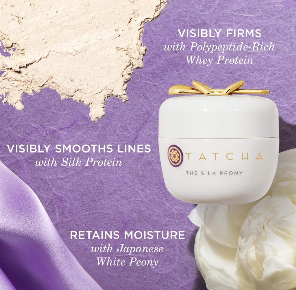 Ridules visuelles adoucies par l'hydratation de TATCHA Silk Peony.