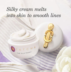 Texture fondante de TATCHA Silk Peony se dépose en douceur.