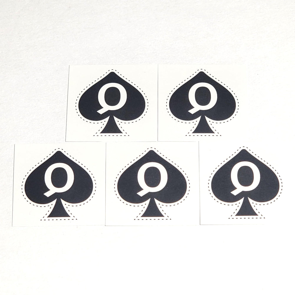 Reine des Piques tatouage temporaire, design classique, parfait pour ajouter de la nuance a votre style.