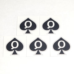 Reine des Piques tatouage temporaire, design classique, parfait pour ajouter de la nuance a votre style.
