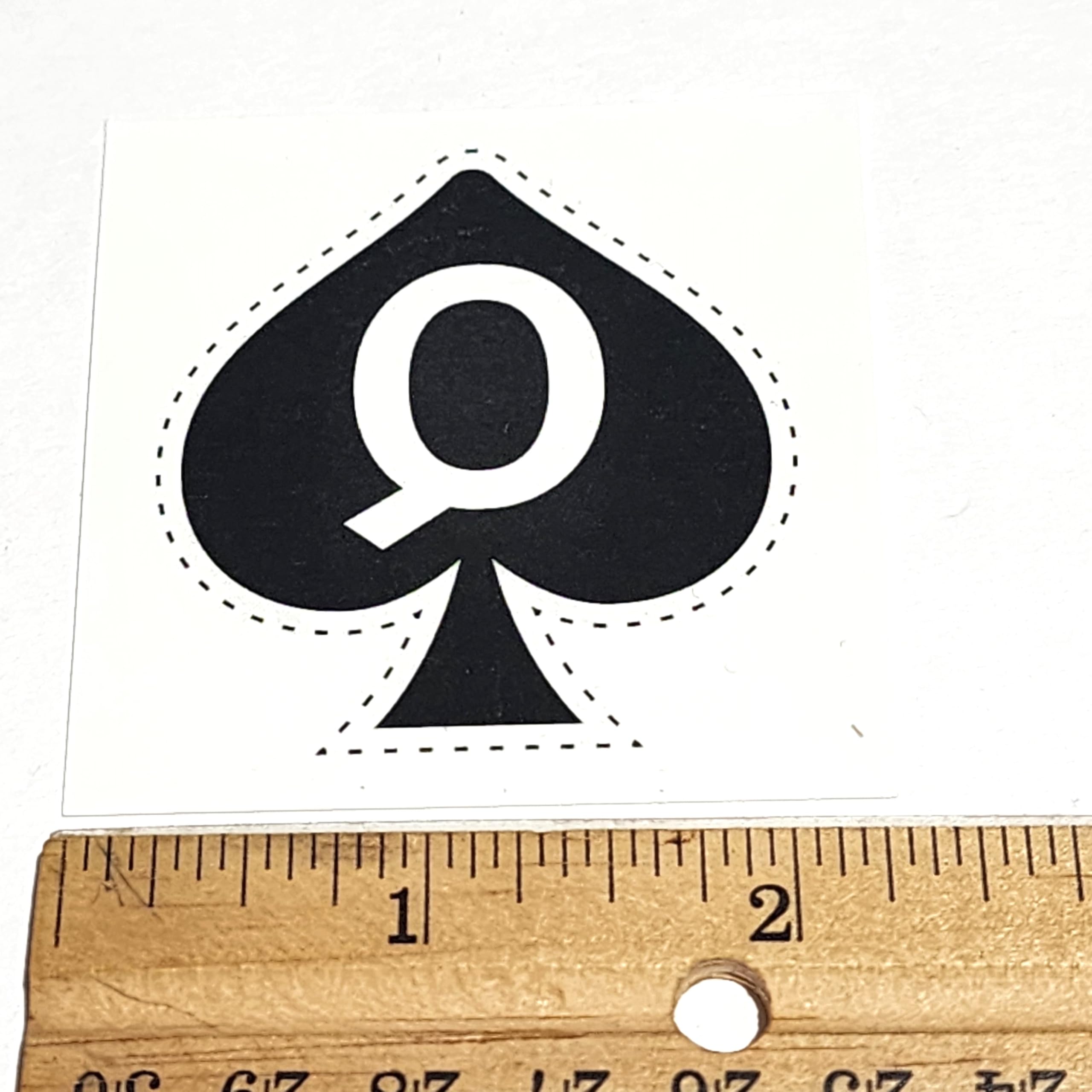 Tatouage Reine des Piques, resistant a l'eau, pour un look qui tient meme sous la pluie.