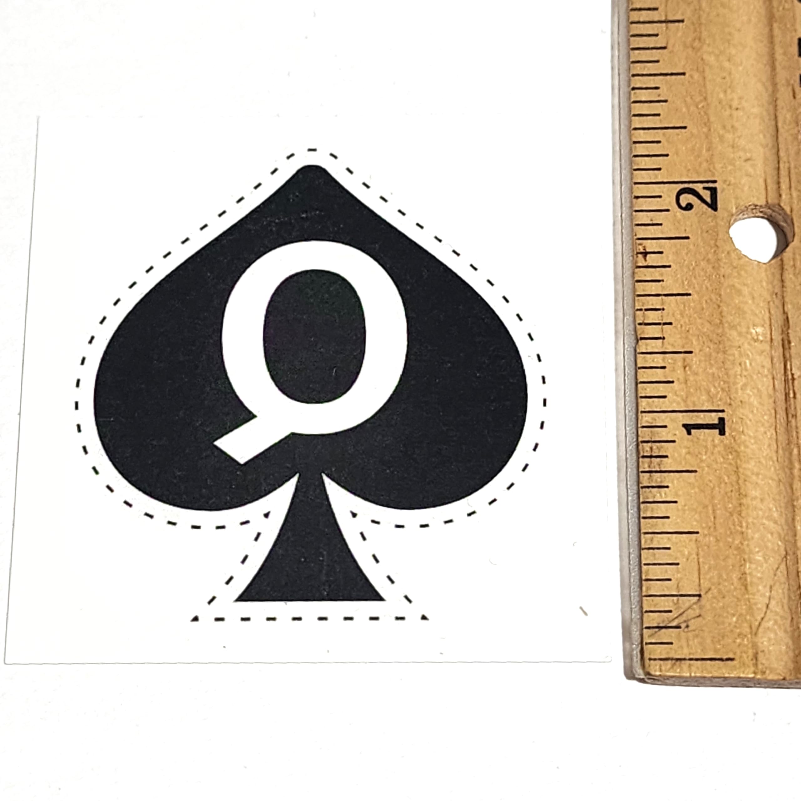 Tatouage Reine des Piques, retrait facile avec alcool, pour changer rapidement de style.