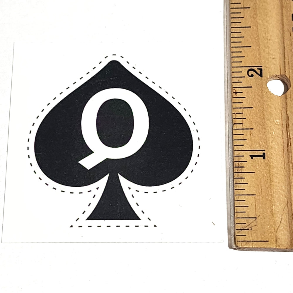 Tatouage Reine des Piques, retrait facile avec alcool, pour changer rapidement de style.
