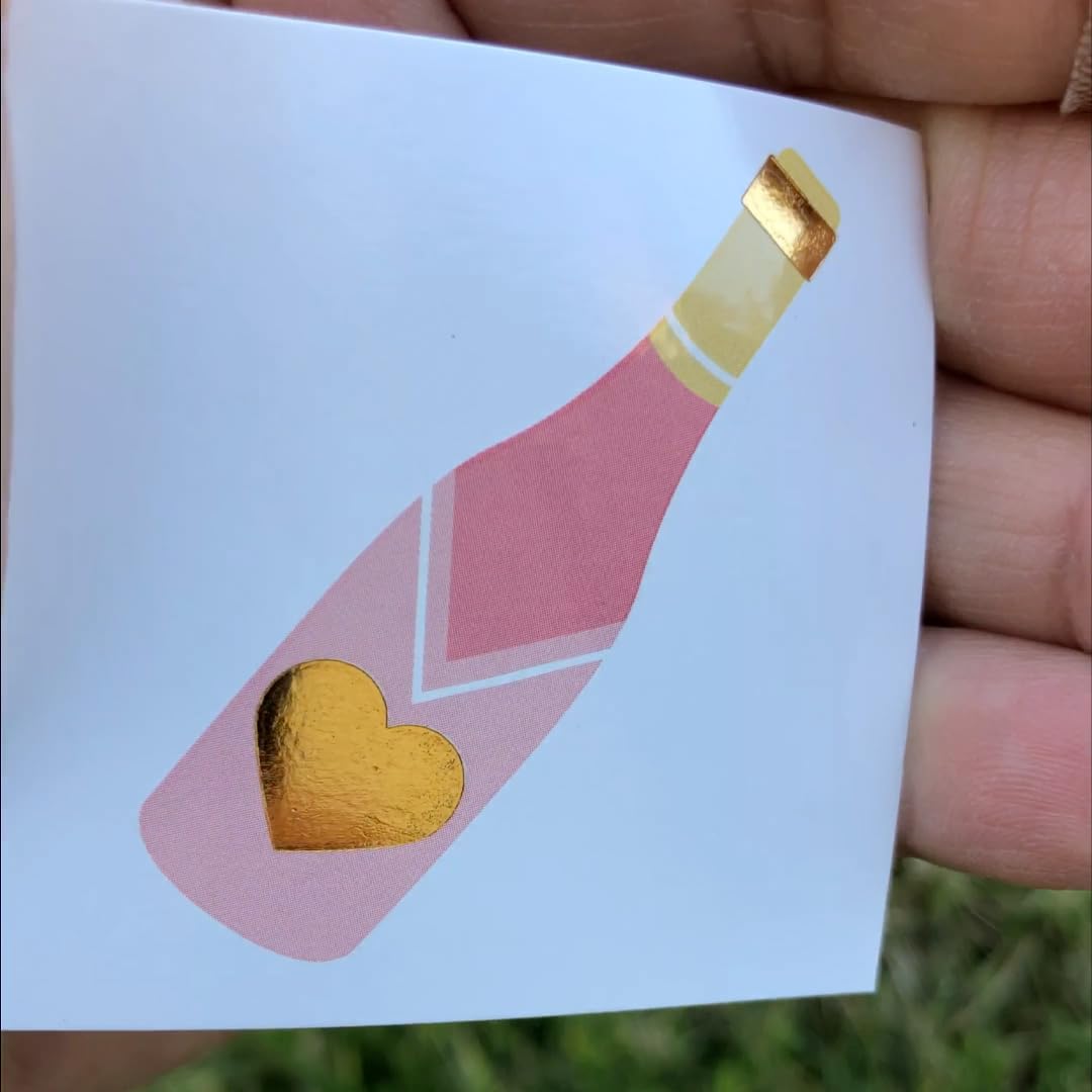Tatouages Galentines: ambiance brunch, verres et rires, cabine-photo prête à l'emploi.