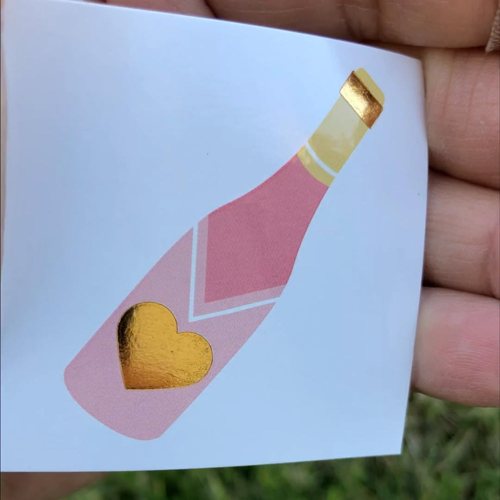 Tatouages Galentines: ambiance brunch, verres et rires, cabine-photo prête à l'emploi.