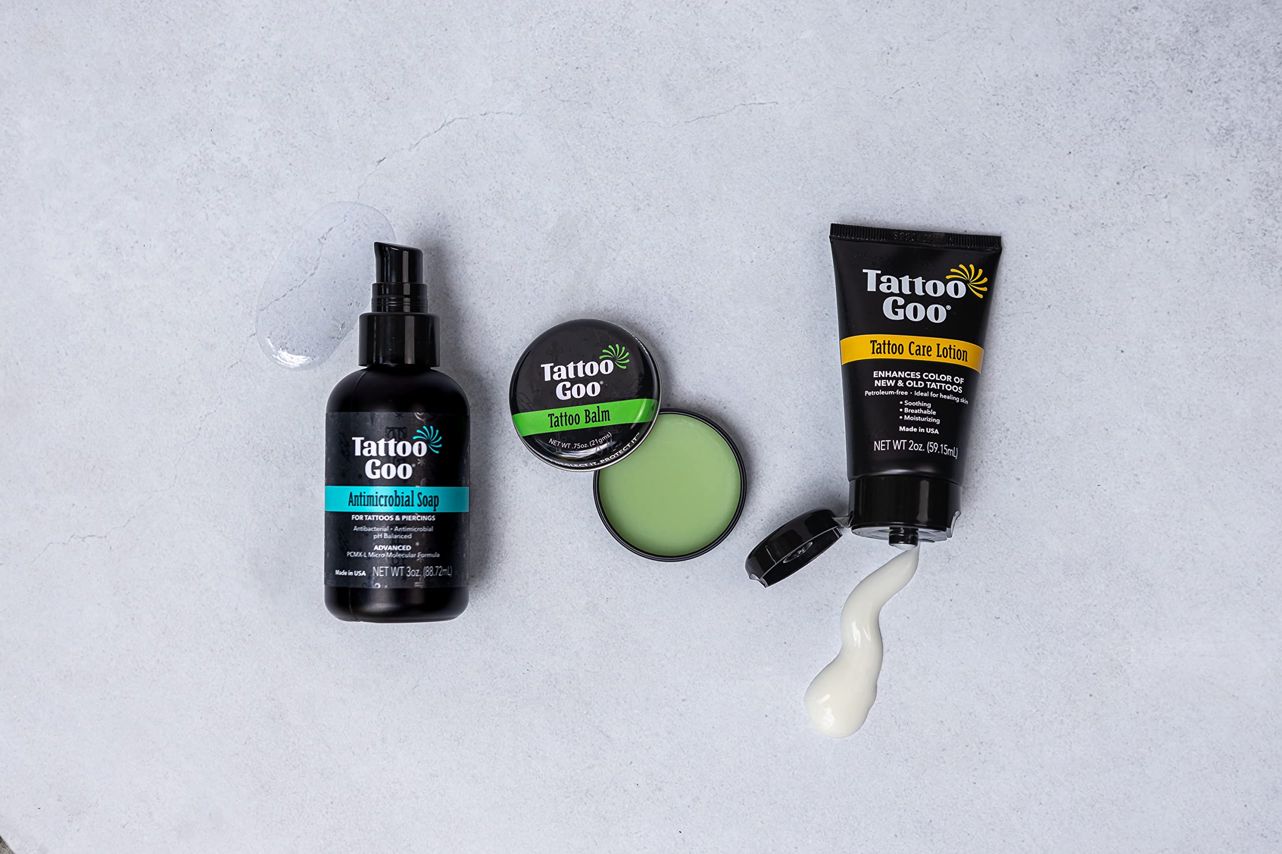 Baume réparateur Tattoo Goo en pot, texture riche pour nourrir la peau