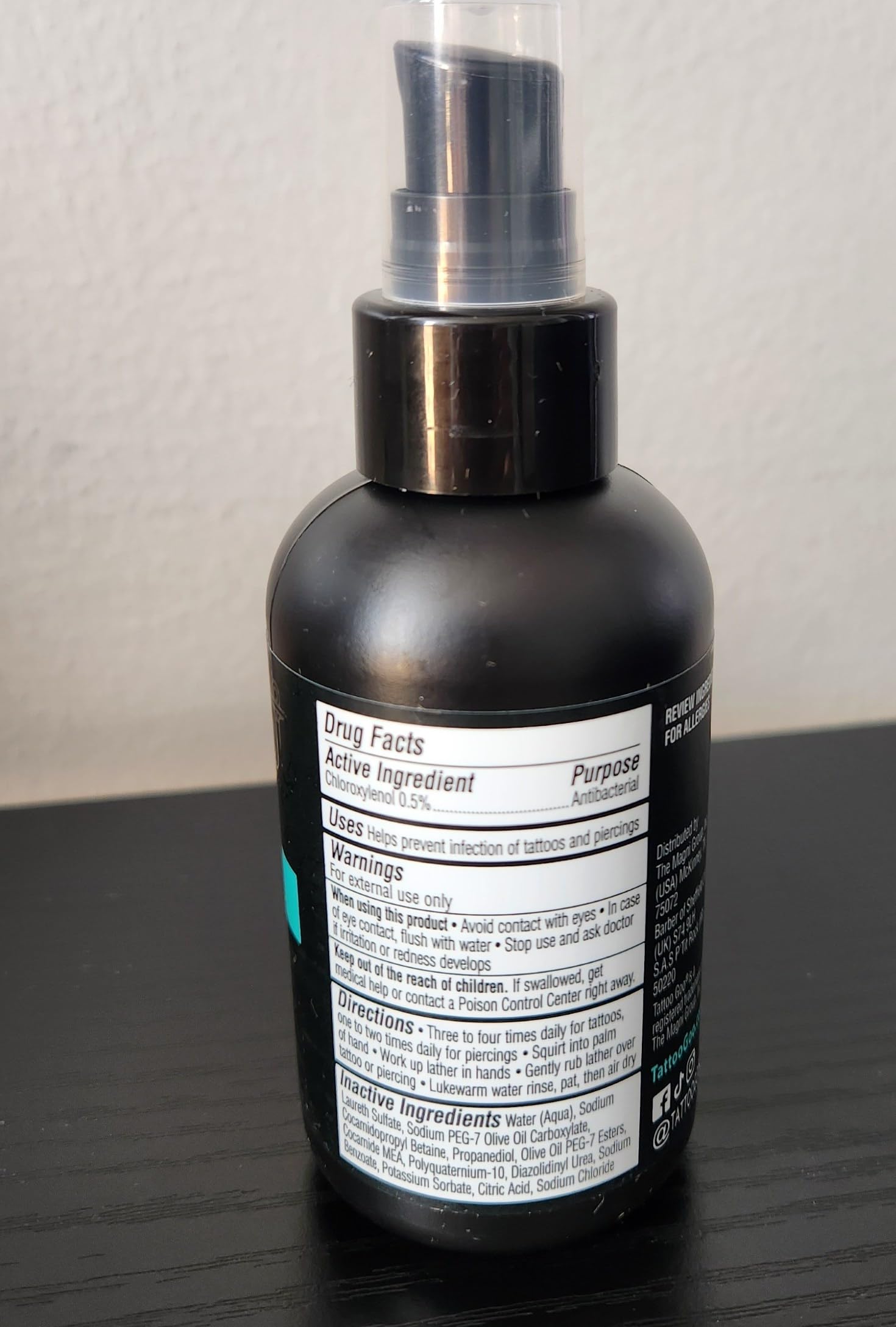 Tattoo Goo sans résidu, laisse la peau propre et légère.