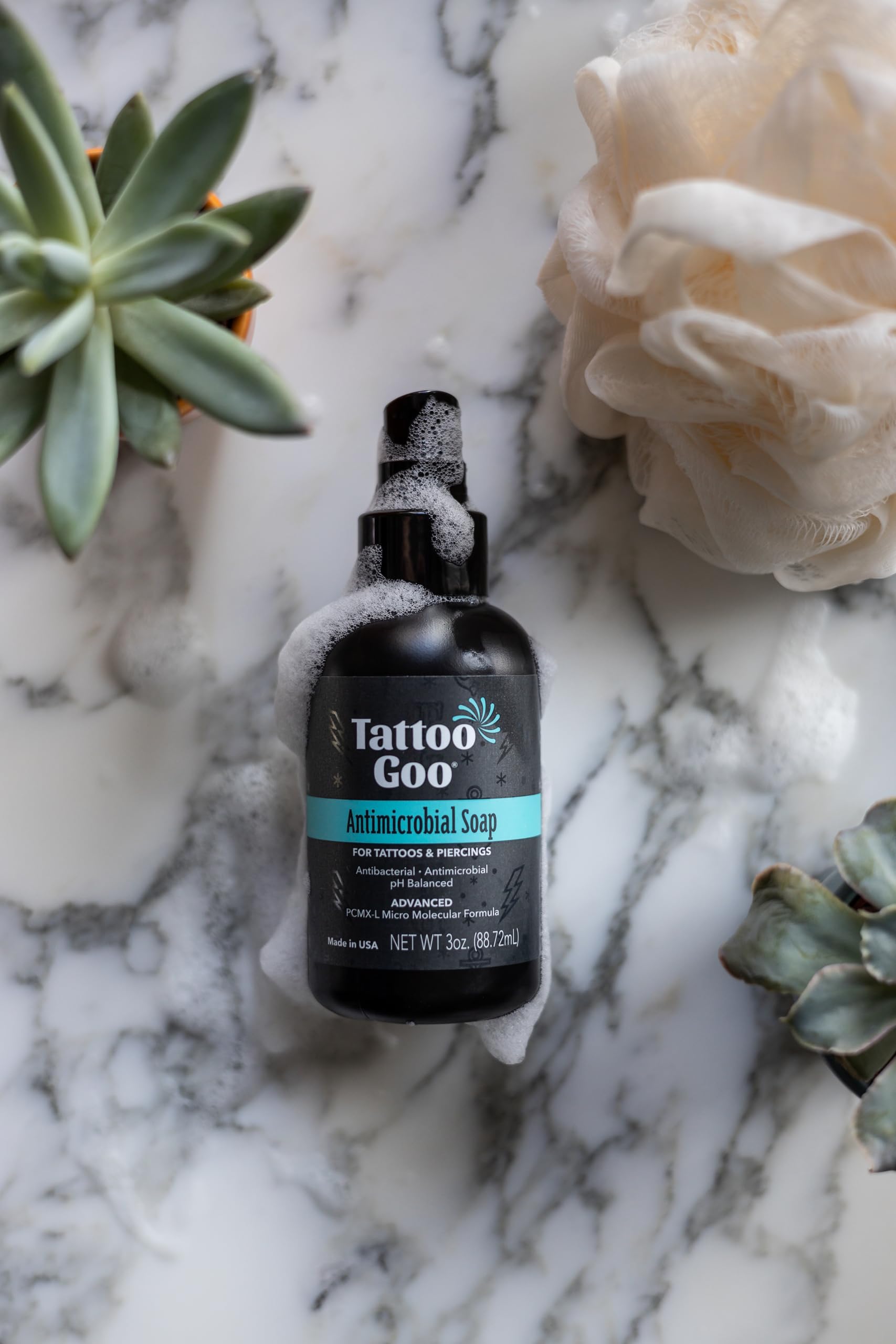 Tattoo Goo savon nettoyant tatouage 3oz, élimine les impuretés autour du bijou.