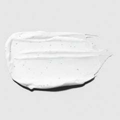 Texture crème hydratante Tea Tree pour cheveux doux et réparés après usage.