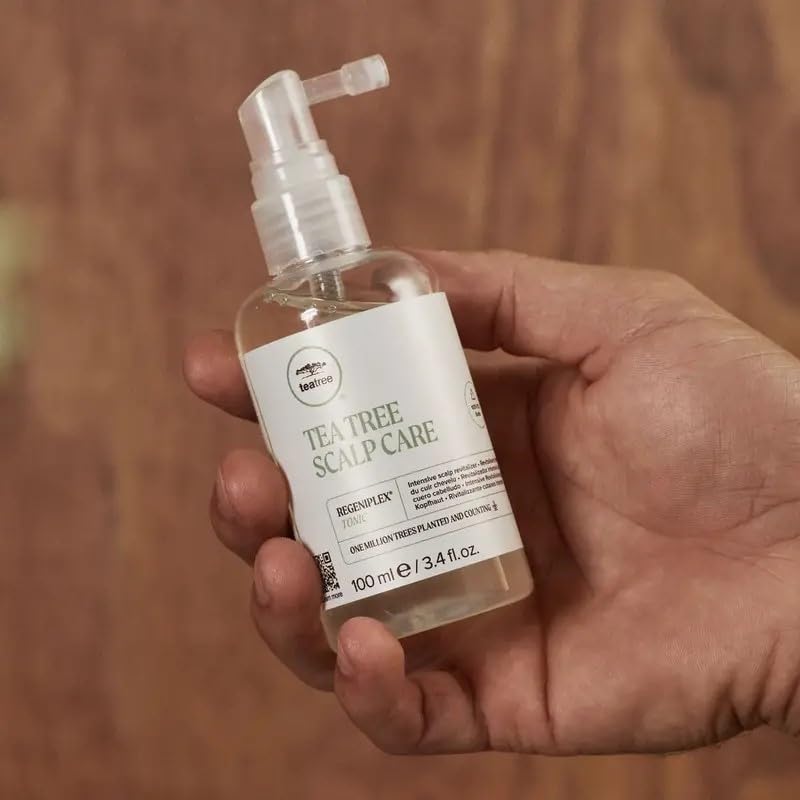 Application Tea Tree Regeniplex sur le cuir chevelu, soutien potentiel pour les cheveux clairsemés.
