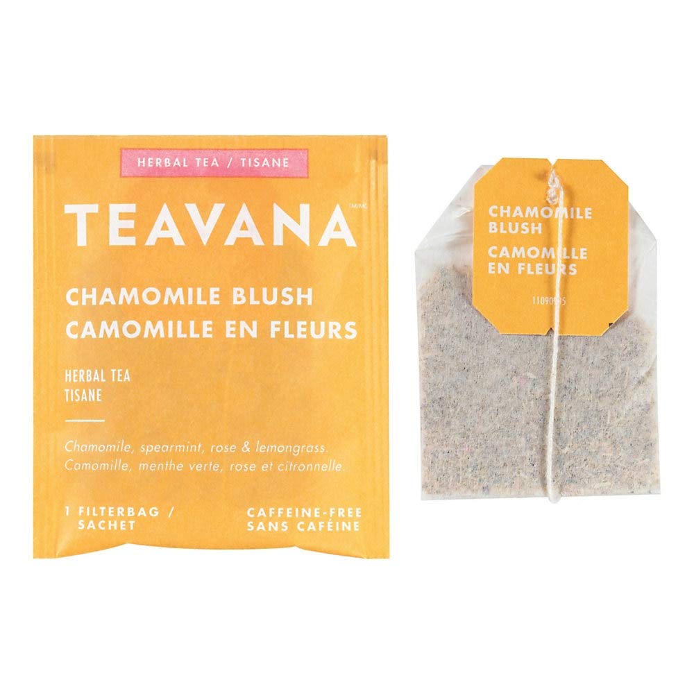 Teavana Chamomile Blush infusé dans une tasse, arômes délicats favorisant le calme.