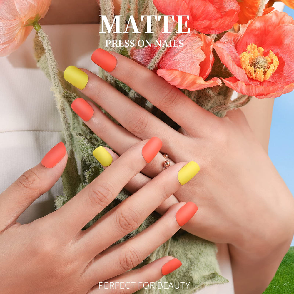 Ongles Teenitor courts carrés laqués, fini brillant et chic.