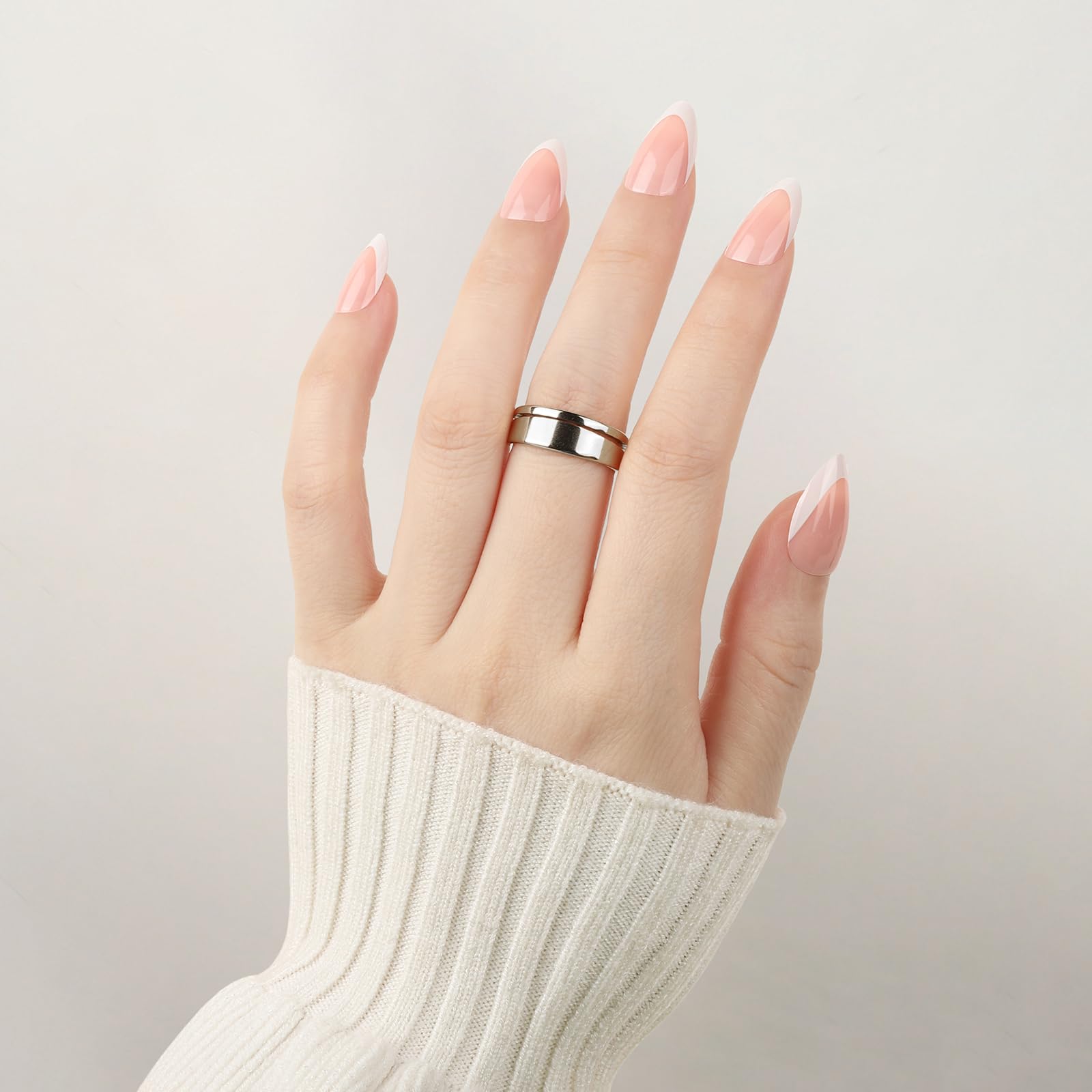 Ongles Teenitor autocollants à pointe française sur carré moyen, résultat naturel et durable.