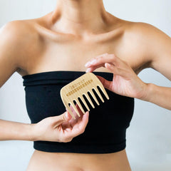 TEK peigne bois frêne naturel coiffage des ondulations.