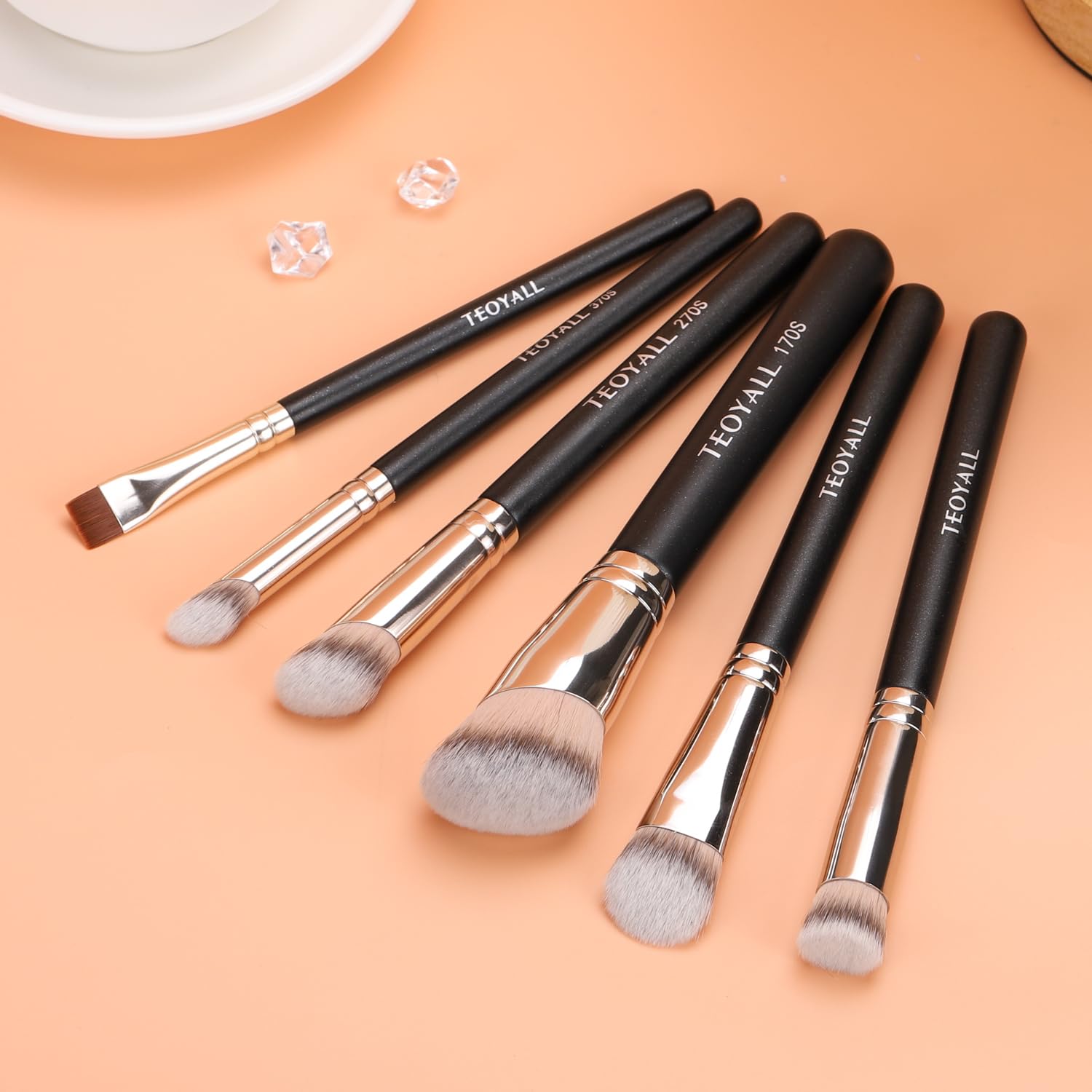 Pinceau angle contour TEOYALL pour sculpter les contours du visage.