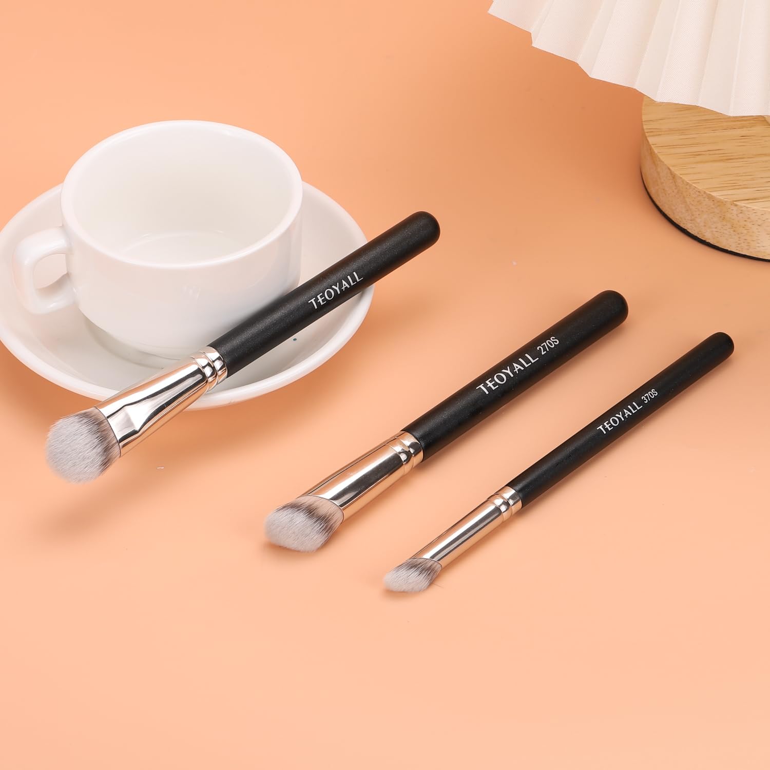 Pinceau correcteur poudre TEOYALL pour fini net et durable.