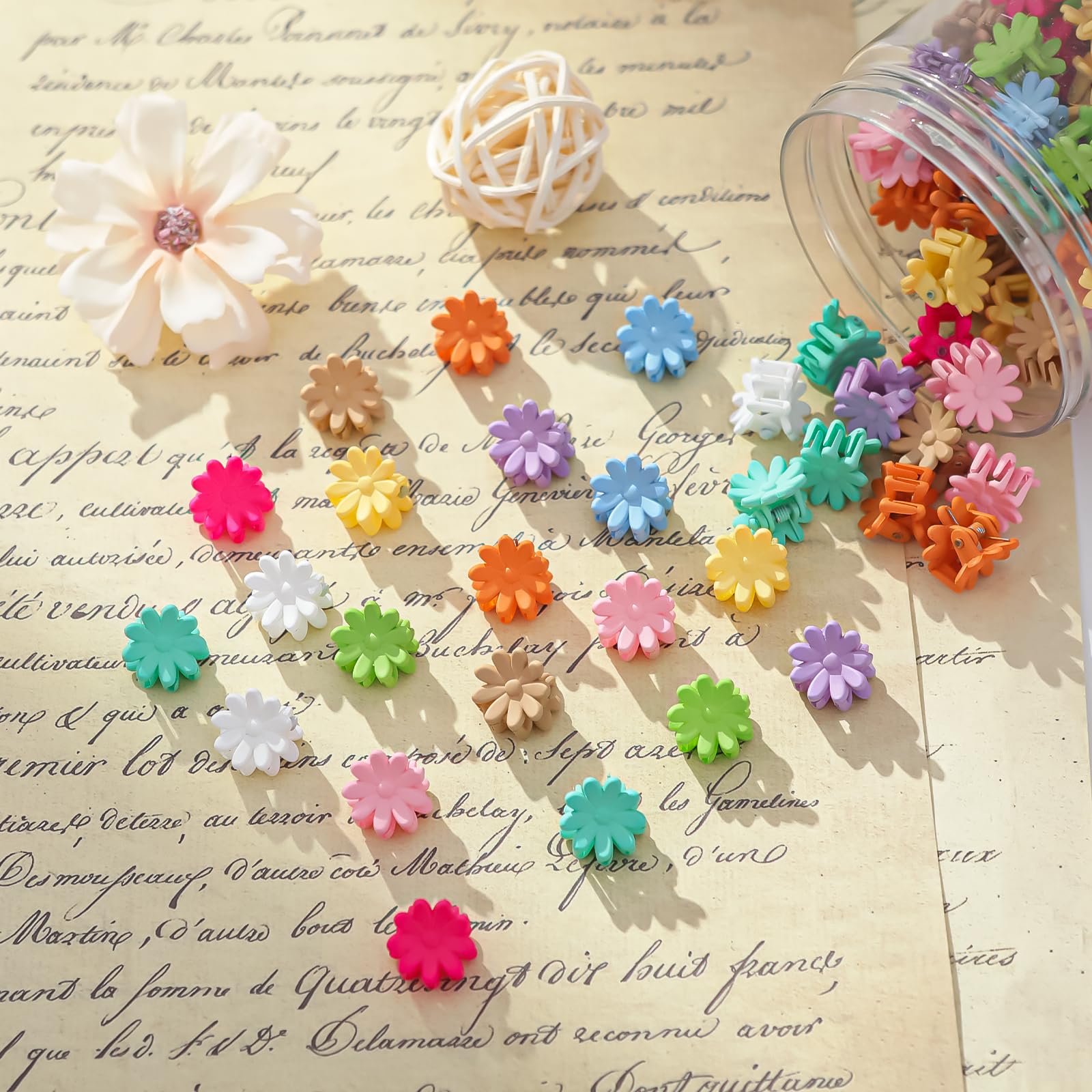 Clip cheveux fleur mini jaune Tetizo, idéal pour routines quotidiennes et fêtes.