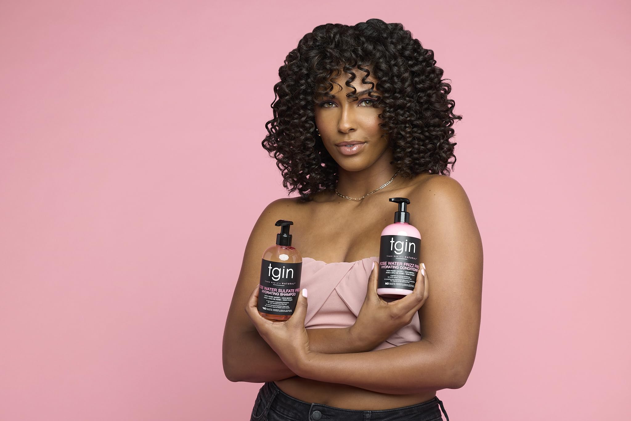 Effet anti-frizz et brillance naturelle grâce à l’eau de rose.