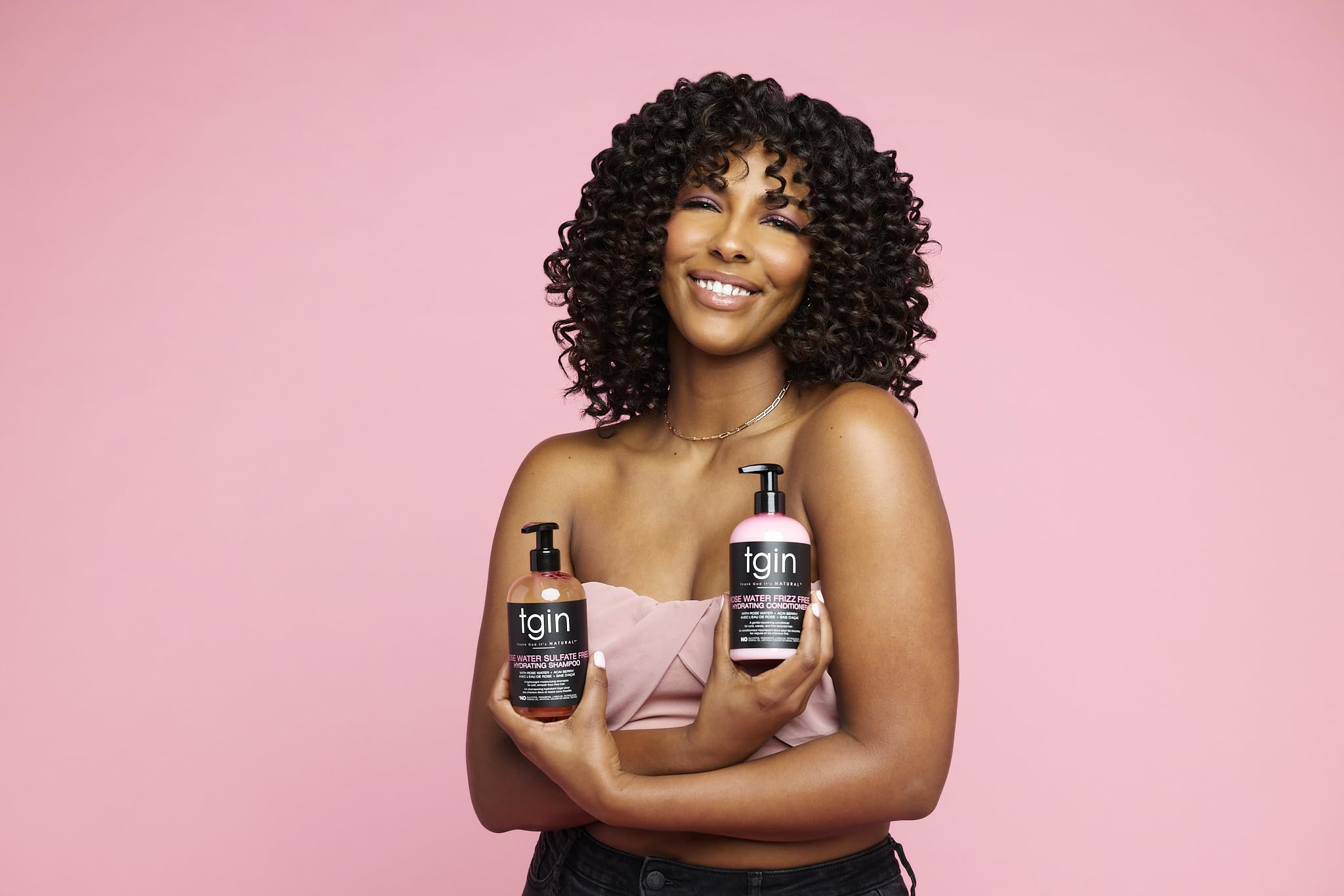 Après-shampooing eau de rose tgin, cheveux démêlés et douceur.