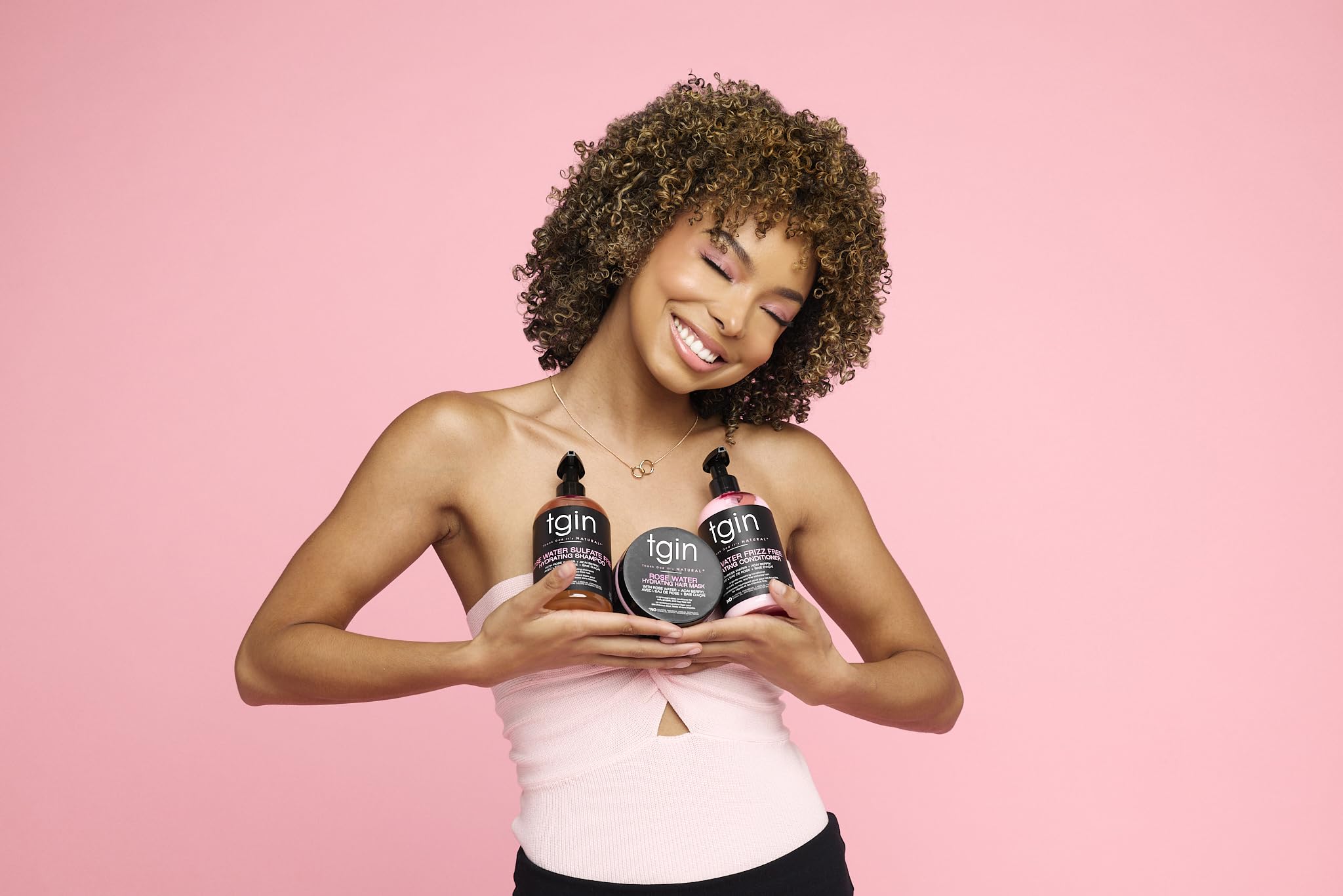 Ingrédients acai et eau de rose tgin: formulation naturelle nourrissante.