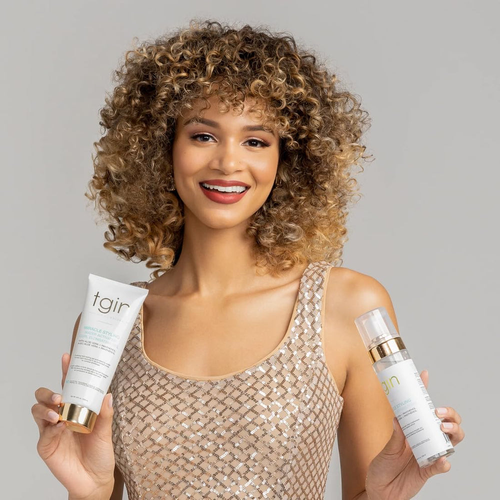 Cheveux bouclés polyvalents grâce au tgin Miracle Styling et ses résultats possibles.