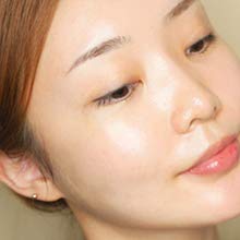 THANKYOU FARMER Sun Project Shimmer — éclat rosé sur la peau.