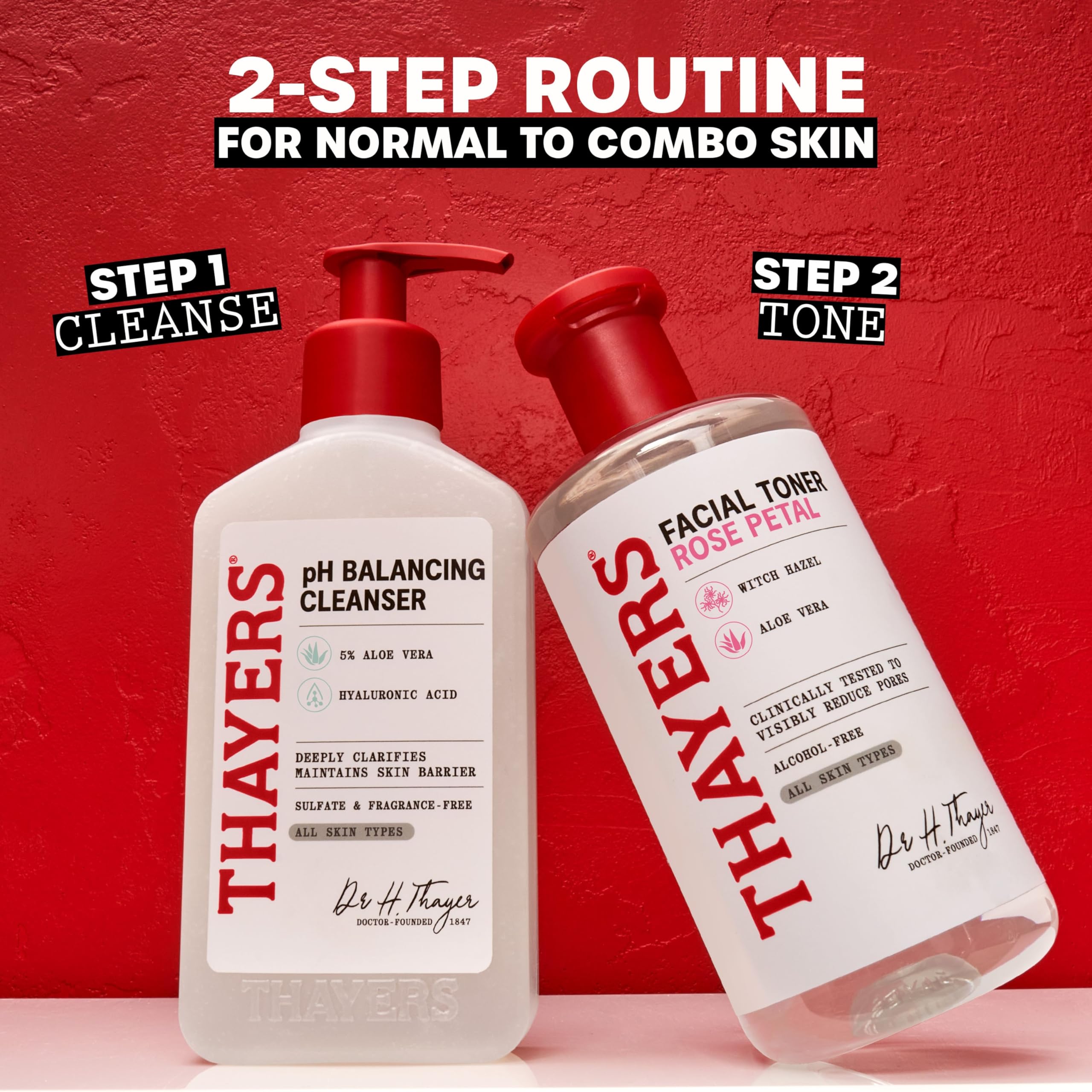 Application de la mousse THAYERS sur le visage pour une routine rapide.