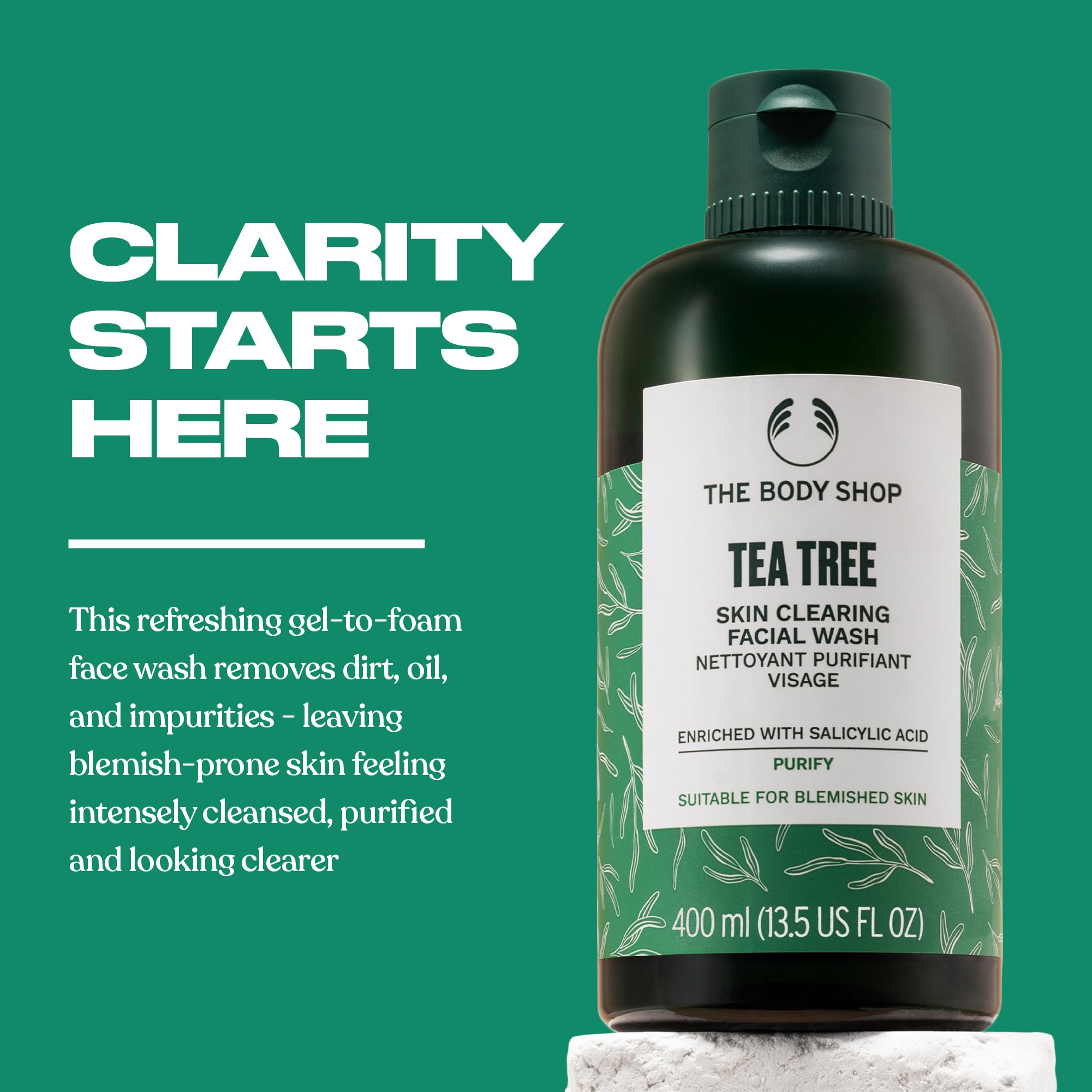 Le nettoyant visage arbre à thé The Body Shop en mousse fraîche lors de l’application.