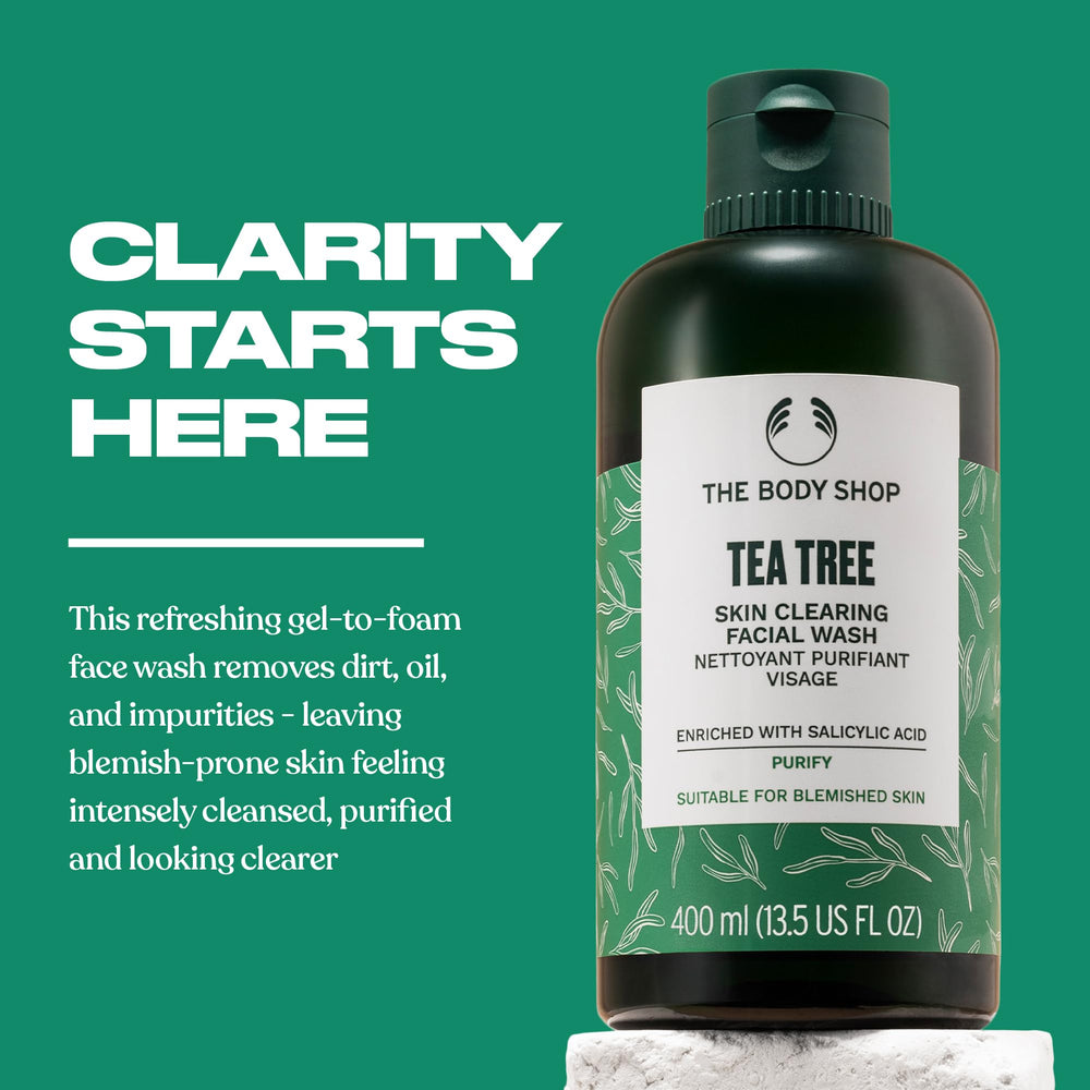 Le nettoyant visage arbre à thé The Body Shop en mousse fraîche lors de l’application.