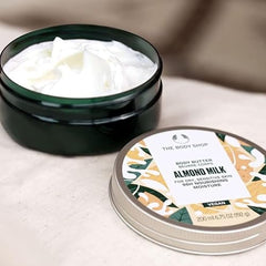 The Body Shop Beurre corporel lait d'amande – texture crème riche qui enveloppe la peau.